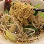 Hong Kong En - 醤油ラーメン 麺リフト