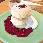 オールスターキャスト - Wベリーパンケーキ(650円)