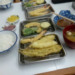 Tempura Matsumoto Chofu Yumetaun Ten - 海鮮天定食(手前)海老天定食(奥)