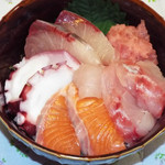 Teshigoto Ya Fukuro - 海鮮丼(新鮮魚貝の海の宝箱)　950円