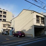 クッキア - 道路から奥まった、立体駐車場の手前にある建物がお店です。