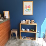 FLOWER COFFEE/BREW BAR - レジ横にはコーヒー抽出器具やカップを陳列しています（店頭で使用している機材と同じものをお買い求めいただけます）。