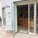 FLOWER COFFEE/BREW BAR - 日差しのあたたかい日は外でお楽しみいただくこともできます（外でご使用いただける椅子を用意していますのでご利用の際はお声掛けください）。