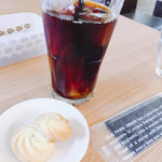 カフェ ネイロ - アイスコーヒーと塩サブレ