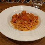 Trattoria ORO BRILLANTE - ベーコンと新玉ねぎのトマトソース