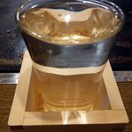 Okuden - 最後に日本酒を頼みました。 １合です。 何だか、店主さんと話しが弾んでしまって。 飲み物が無くなったので日本酒にしました。 金杯入りの日本酒だそうです。 関西のお好み焼談義とかしてしまいました