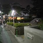 あえん - 公園側から店舗外観