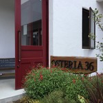 OSTERIA 36 - 入り口 赤い扉が目印