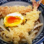 釜たけうどん - 海老天も乗せて食べる