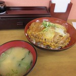 Katsu-don Taisho Sasaguri Ten - 暫く待つと注文したカツ丼５００円と味噌汁５０円の出来上がり。
                        