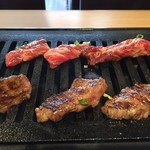 Ganso Yakiniku Botan En Shinnakano Ten - お肉を焼いているところ