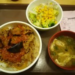 すき家 - なすアラビアータ牛丼(並盛)サラダセット640円