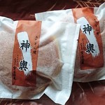 寶屋遊亀 - 看板商品のどら焼き「神輿」粒餡146円