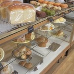 Fujikawa Bakery - まだ出来たばかりの店内に入ってみるとパン屋さんとしては珍しいパンを選んで店員さんに伝える対面式の販売方法になってました。
                      