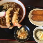 Soba Shiosai - えび天蕎麦（冷）大盛り1130円とお稲荷160円