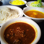 Curry Sri Lankan Sujata - イディアッパセット。カレーはマトンとマグロで。