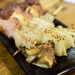 もつ焼きおとんば - ささやき（豚の耳）＠90円＋税