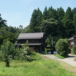 Wanko Tei - バス停の所から見たお店の屋根