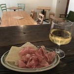 Cafe arica - 切り落としハムとワインの「ほろ酔いセット」