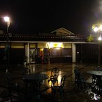 Izakaya Sakaya Karakoro Hiroba Ten - カラコロ広場の京橋側に位置する佐香や．雨でしたがいい風情を見せます