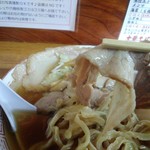 中華そば 琴の - チャーシュー　下に見えるは太麺