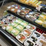 フレッシュにしむら - 色々並ぶ店内