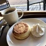 STARBUCKS COFFEE Sakai Izumigaoka Ekimae Ten - ドリップコーヒー(ホット)Short、バターミルクビスケット ホイップクリーム付