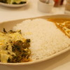 CAFE DE MOMO - 料理写真:コンビカレー（ほうれん草カレー＆バターチキンカレー。Mサイズ1100円）