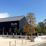 Mizkan Museum Shop - MIMの遠景。「蔵」を意識したデザインのようだ。