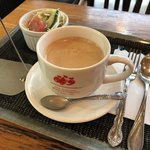 Makka na Tomato - コーヒーとサラダ。コーヒーはたっぷり。