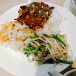 WORLD DINING CATANDUANES - Humbaランチ  税込８５０円(美味しいスープ付き)　豚バラと挽肉を甘辛く煮込んだものが日本米かな、ライスに載っていました。