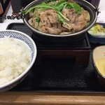 Yoshinoya Shinjuku Icchome Ten - 牛すき鍋御膳　６５０円