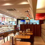 mister Donut Sanyo Himeji Shop - 店内風景。この後、すぐに後客で満席に近くなった。タイミングってあるんだなと、思う今日この頃。