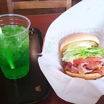 モスバーガー - ＢＬＴバーガー モーニングセット メロンソーダ430円