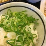 丸亀製麺 - ご飯にネギのせました