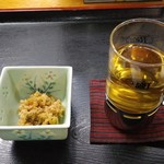 居酒屋 あひる - サントリー角・ホットウイスキーとお通し（たらこと糸こんにゃくの煮物）