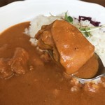 カフェボール - 大きな鶏胸肉、カレーにはモモ肉よりスプーンで切れる、胸肉が合います（２０１７．１２．２４）