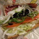 SUBWAY Sanraizu Kamata Ten - じゃ〜ん！！野菜がたっぷり♡増量無料なので上限まで詰めてもらいました！コレで410円。