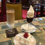 カフェ アールデコ - 水出し珈琲クレミアフロート、水出し珈琲アイスラテ、ショートケーキ。