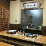 Kakijima Ya - 母が食事したいというので柿島屋♪
      お店に入ると結構広く大きめのテーブル席でゆったりした感じ。奥に掘り炬燵の座敷席も4つある。少し区切られた窓際の席に案内された。落ち着いて頂けそうな雰囲気(*^.^*)