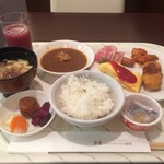 Hotel Royal Morioka - 朝食(オムレツ、ソーセージ、ベーコン、ポテトカニコロッケ、酢鶏、カレーライス、納豆ご飯、味噌汁、黒酢ミックスベリージュース)