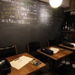 wine bar parpunte - 壁が黒板になっておりオススメ料理と本日のグラスワインが書いてあります