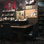 Izakaya Urara - カウンター席、テーブル席ございます店内です。