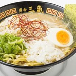 博多三氣 - 料理写真:2種類の味噌をブレンドし焦がしてつくる本格派。『味噌味噌とんこつラーメン』麺は専用縮れ麺です。