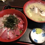 魚勢 - 日替わり丼(952円)とあら汁(361円)