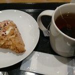 Starbucks Coffee Bia Maru Apita Konan Nishi Ten - アールグレイ Tall(340円)、アメリカンスコーン ストロベリーチーズケーキ(270円)