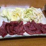 ダチョウらんど沖縄 - 料理写真:ダチョウステーキ
自分で焼く焼肉スタイル