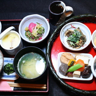 Lunch is available from 900 yen. Enjoy choosing both fish and meat...