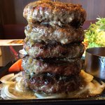 Happy Burg Takasaki Kuragano Ten - デカ盛り 「黒毛和牛タワーバーグ 1kg」真横から。その盛り高は盛り高 16cm〔直径 15cm × 厚さ 3cm × 5枚〕 縦に積み上げられるハンバーグというものを通常は目にすることもない。