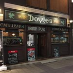 DOYLE’S - 店内は明るくカジュアル。若者過ぎず、大人が入っていい感じ＾＾